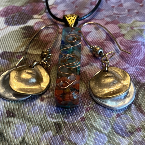 MULTICOLORED PENDANT WITH GOLD/SILVER PIERCED EARRINGS - Picture 8 of 9